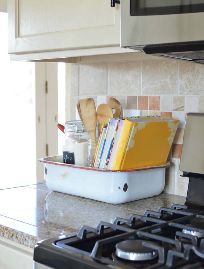 Old Washpan to Hold Cookbooks and Utensils #kitchen #countertop #organization #decorhomeideas