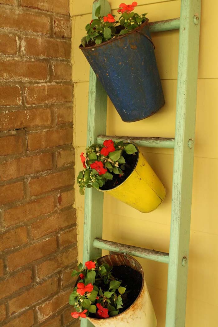 Outdoor Leaning Ladder Flowerpot Holder #diy #ladder #repurpose #decorhomeideas