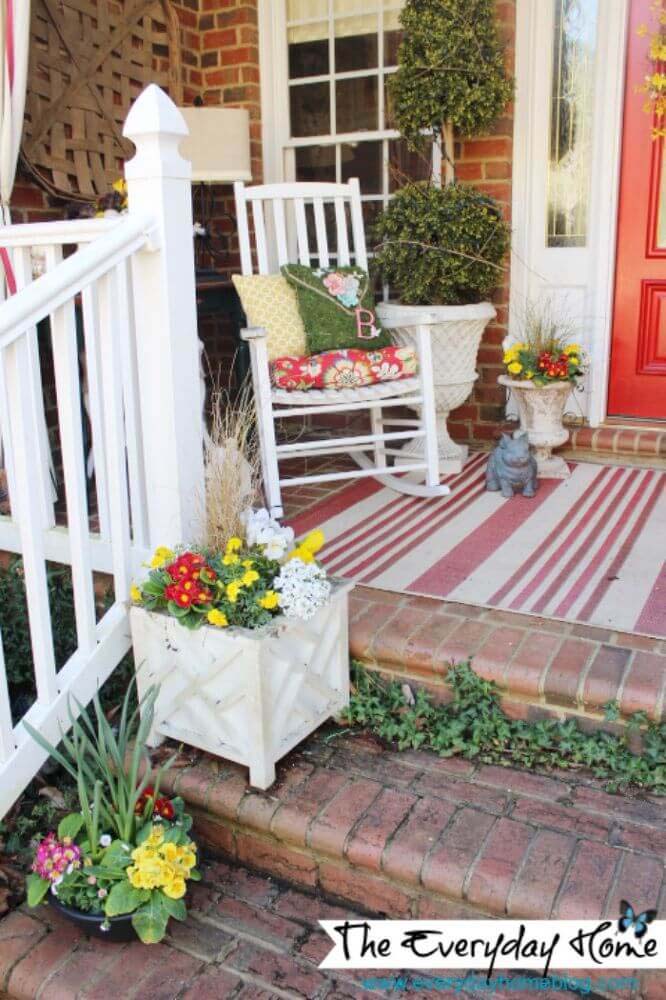 Painted and Distressed Wooden Planter #flowerpot #frontdoor #frontporch #decorhomeideas