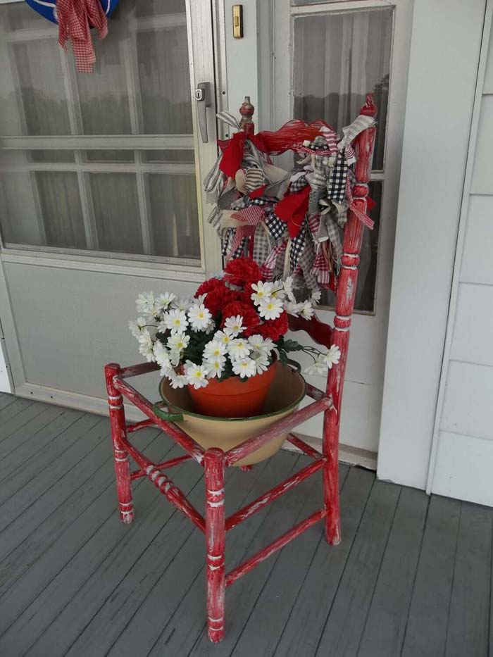 Patriotic Red White and Blue Chair Garland #flowerpot #frontdoor #frontporch #decorhomeideas