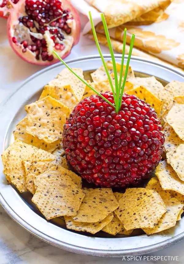 Pomegranate Crusted Cheeseball #Christmas #cheeseball #cheese #appetizers #decorhomeideas