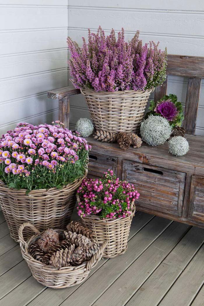 Pretty Wicker Basket Flower Pots #flowerpot #frontdoor #frontporch #decorhomeideas