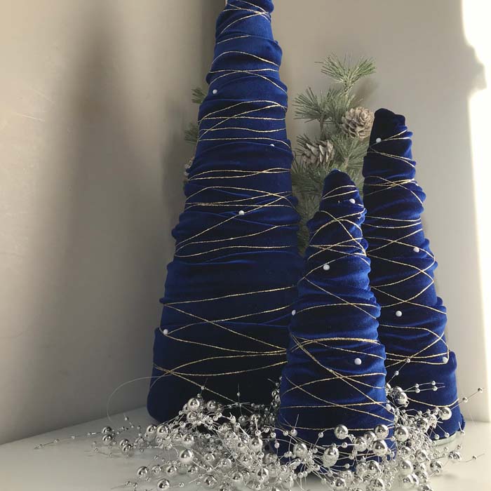 Royal Blue Velvet Christmas Tree #Christmas #blue #decorations #decorhomeideas