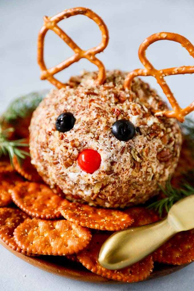 Rudolph Cheese Ball #Christmas #cheeseball #cheese #appetizers #decorhomeideas