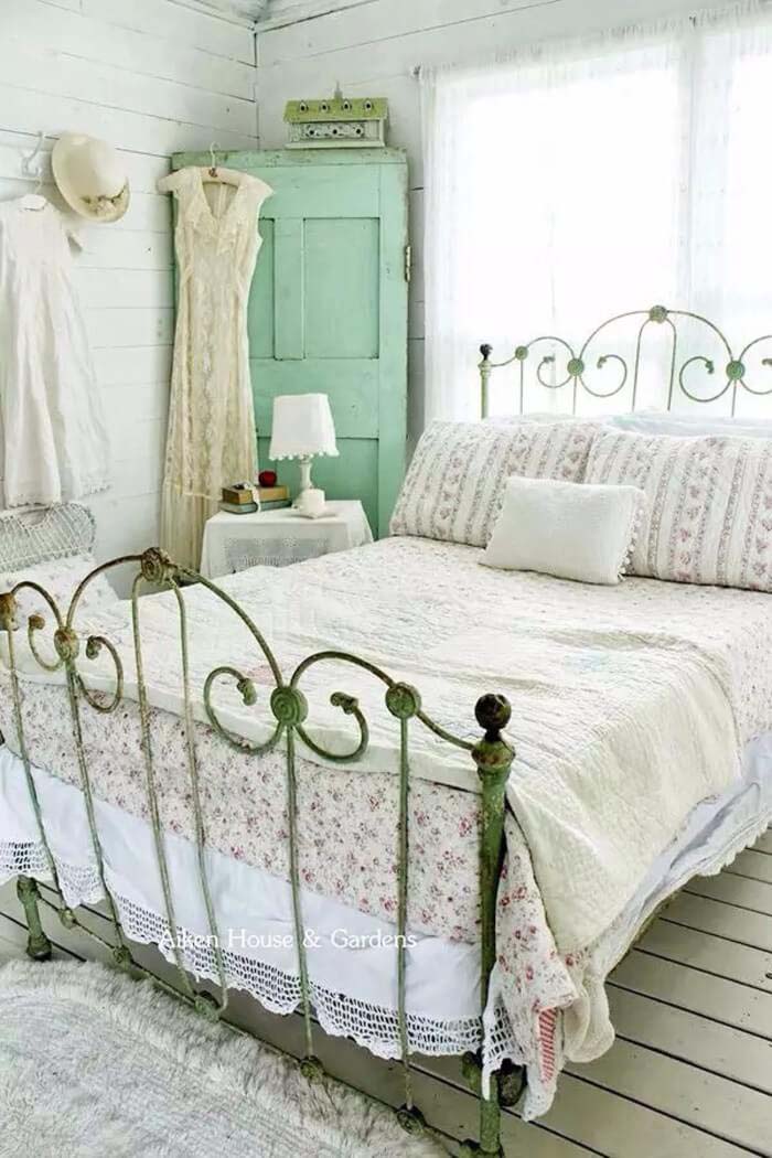 Rustic Brass Bedframe With A Light And Airy Color Scheme #bedroom #vintage #decor #decorhomeideas