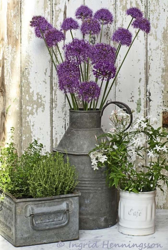 Rustic Galvanized Metal Porch Planters #flowerpot #frontdoor #frontporch #decorhomeideas