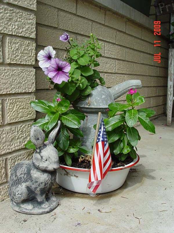 Rustic Vintage Watering Can Planter #flowerpot #frontdoor #frontporch #decorhomeideas