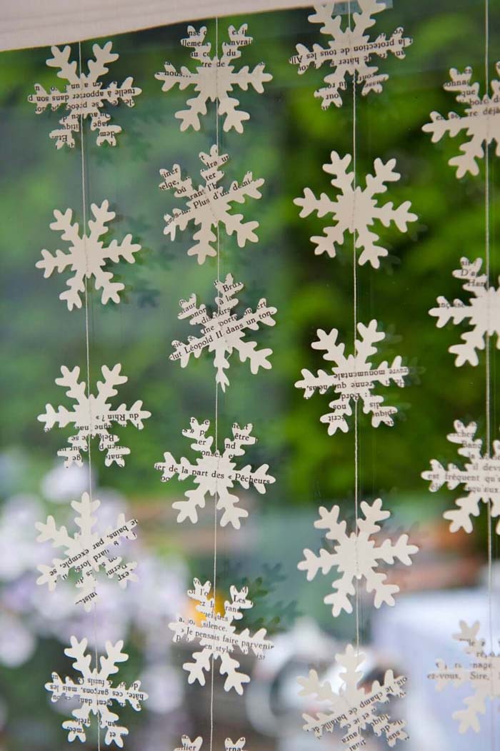 Simple Christmas Garland #Christmas #window #decorations #decorhomeideas