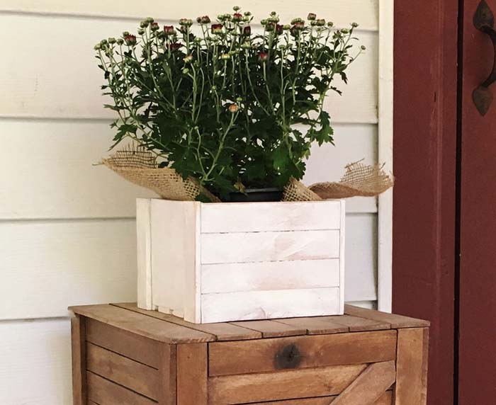 Small Planked Wooden Farmhouse Planter #flowerpot #frontdoor #frontporch #decorhomeideas