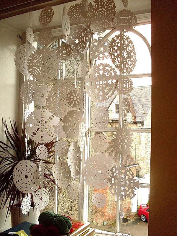 Snowflakes DIY Idea #Christmas #window #decorations #decorhomeideas