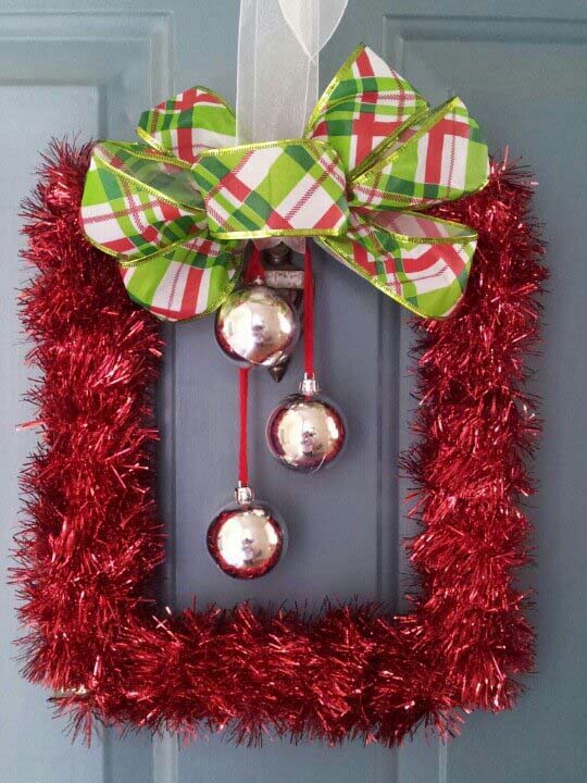 Tinsel Decorating Ideas for Doors #Christmas #tinsel #diy #decorhomeideas