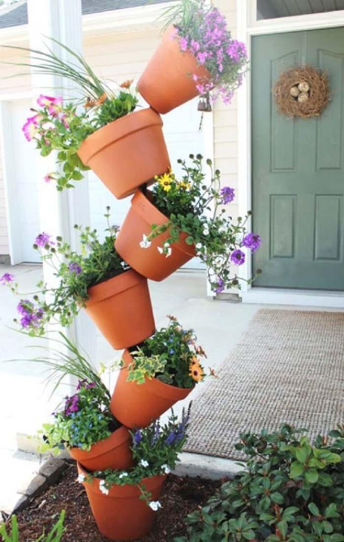 Topsy Turvy Flower Pot Display #flowerpot #frontdoor #frontporch #decorhomeideas