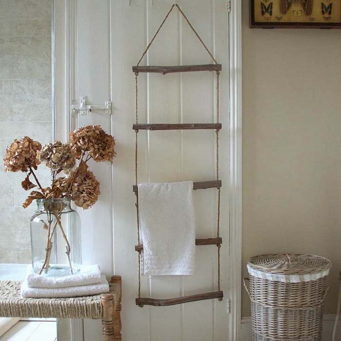 Treehouse Ladder Hanging Towel Display #bathroom #towel #storage #decorhomeideas