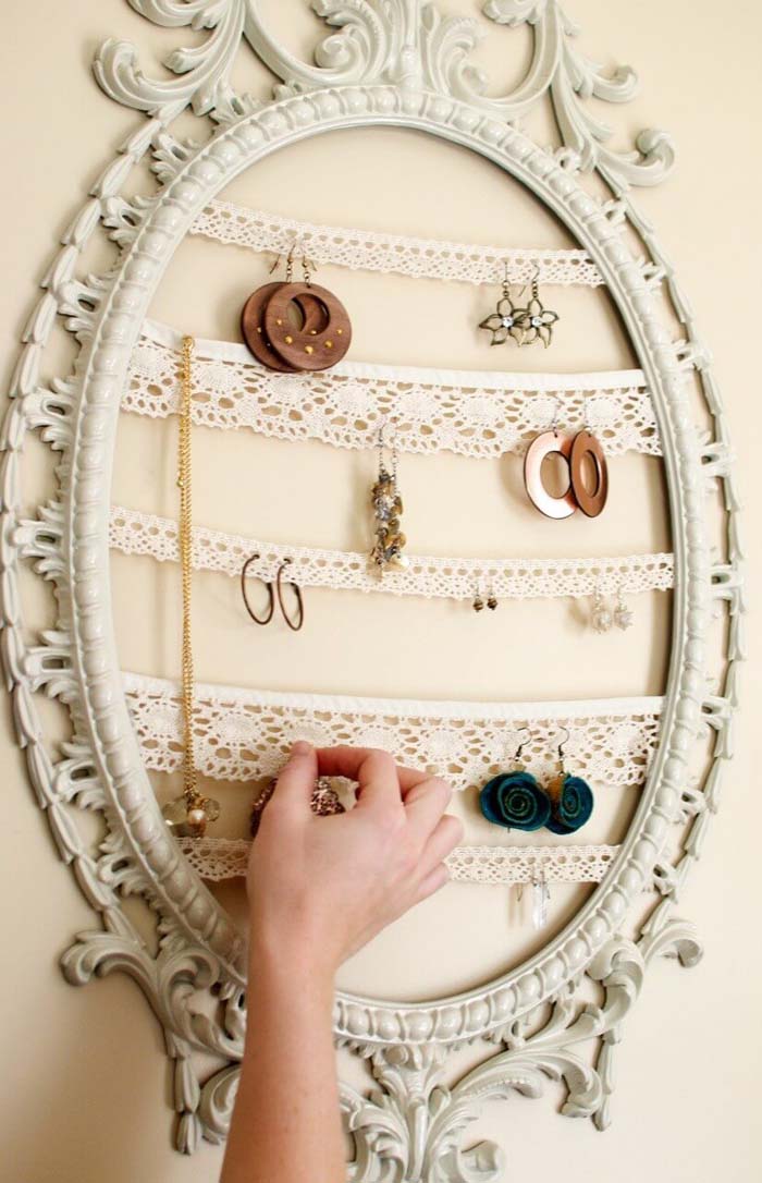 Vintage Frame And Lace Trim Jewelry Organizer #bedroom #vintage #decor #decorhomeideas