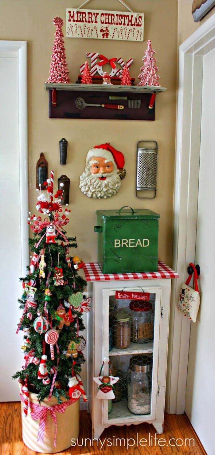 Vintage Kitchen Christmas Tree #Christmas #vintage #diy #decorhomeideas