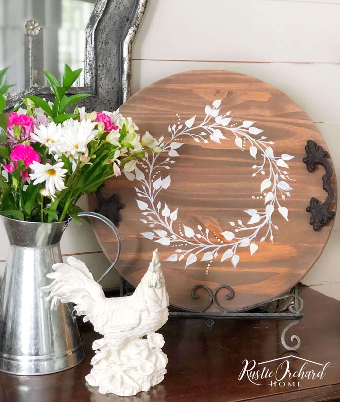 White Wreath Stenciled on Circular Board #diy #wood #crafts #decorhomeideas