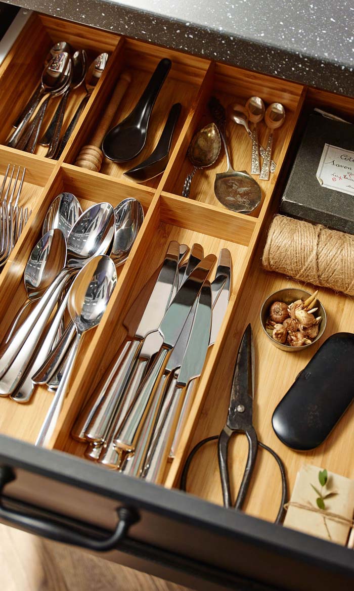 Wooden Dividers to Organize Your Utensil Drawers #smallkitchen #storage #organization #decorhomeideas