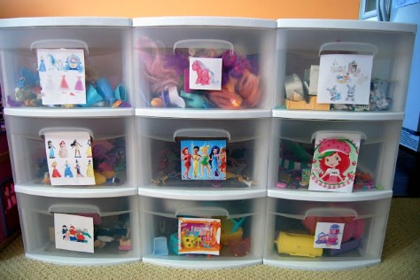 Put Pictures On Plastic Bins So That Children Understand Where To Put Their Toys #organization #storage #home #decorhomeideas