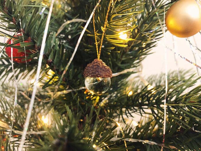 Acorn and Glass Christmas Ornaments #Christmas #minimalist #decor #decorhomeideas