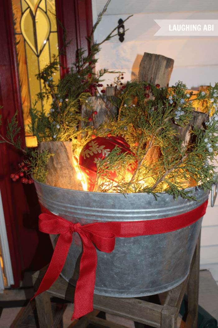 Antique Washtub Christmas Porch Display #Christmas #outdoor #planter #decorhomeideas