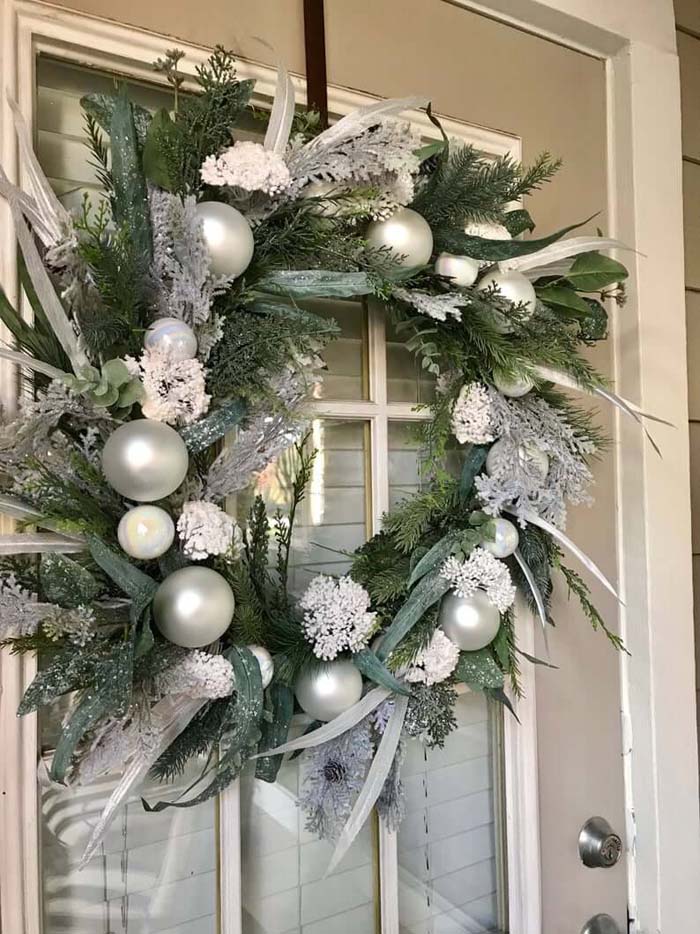 Bauble and Feather Pine Wreath #Christmas #silver #decorations #decorhomeideas