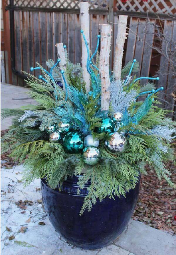 Blue and White Winter Planter #Christmas #outdoor #planter #decorhomeideas