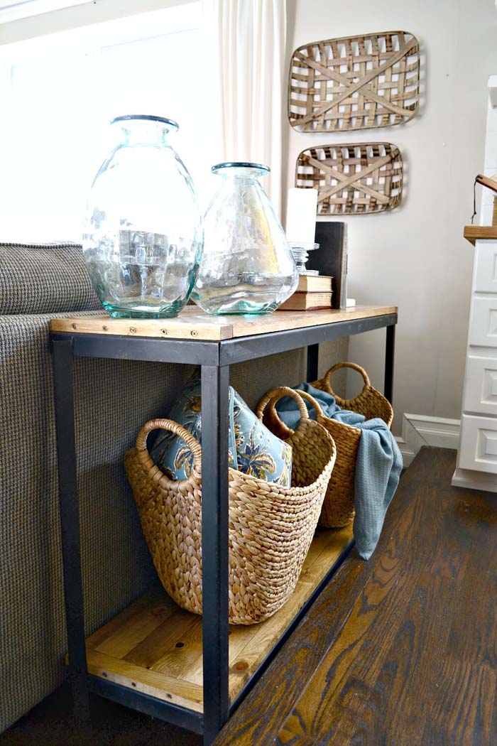 Chic Restructured Toolbox Sofa Table #sofatable #decorhomeideas