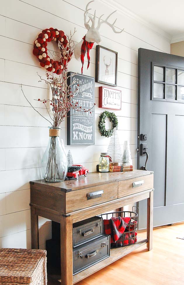 Christmas Entryway Gallery Wall #Christmas #walldecor #diy #decorhomeideas