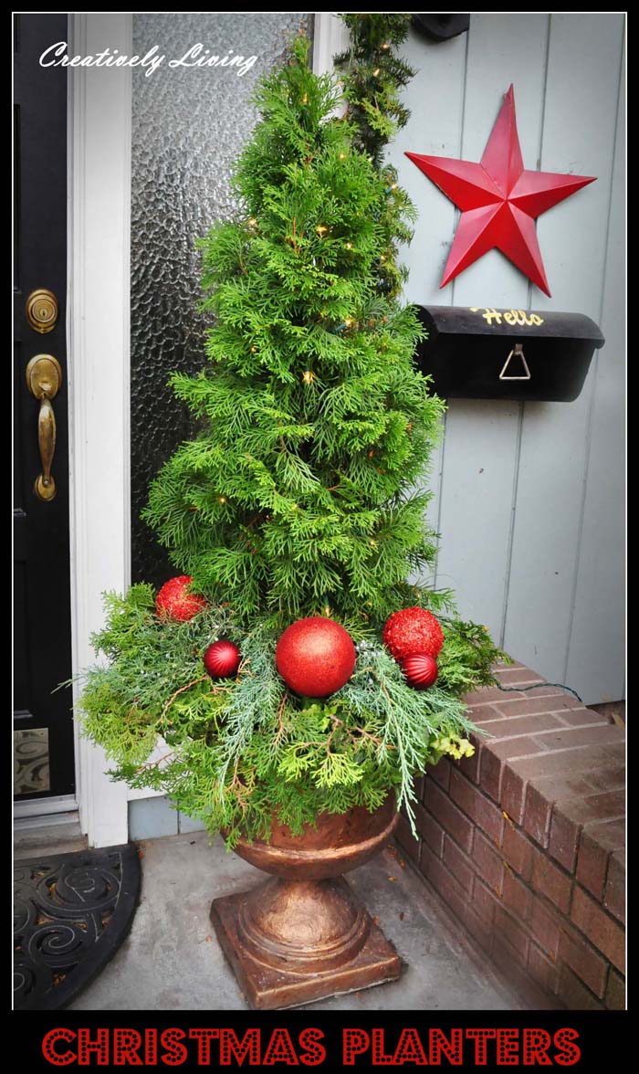 Christmas Tree with Ornaments Planter #Christmas #outdoor #planter #decorhomeideas