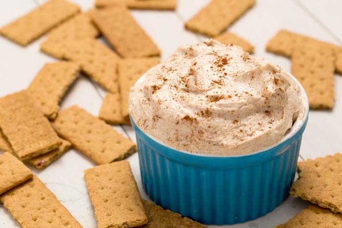 Cinnamon Roll Cheesecake Dip #Christmas #dips #decorhomeideas