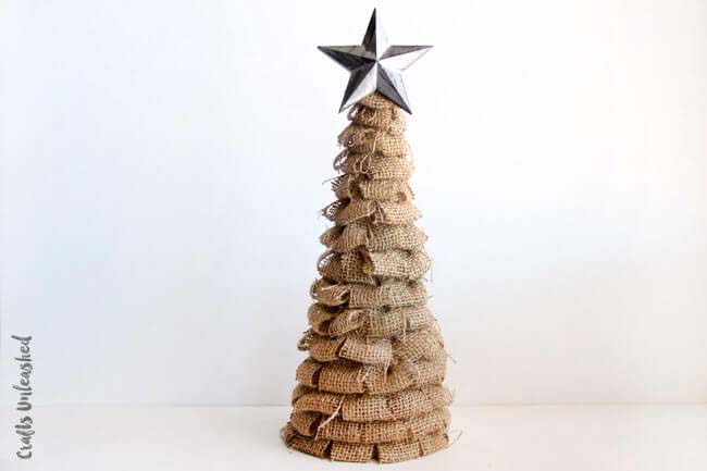 Creative DIY Burlap Christmas Tree #Christmas #Christmastree #decorhomeideas