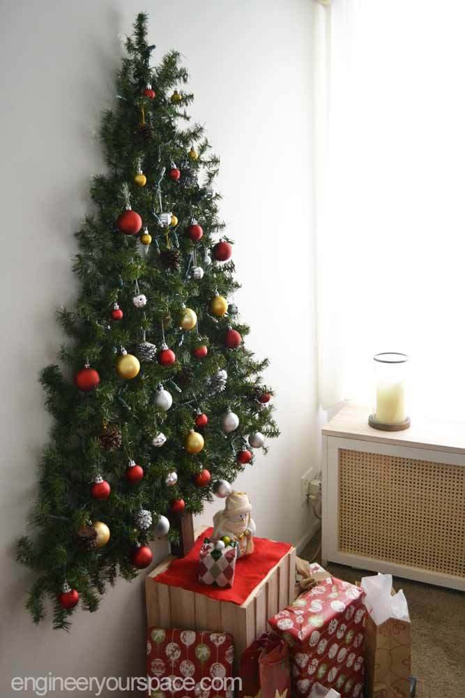Creative Wall Mounted Christmas Tree #Christmas #Christmastree #decorhomeideas