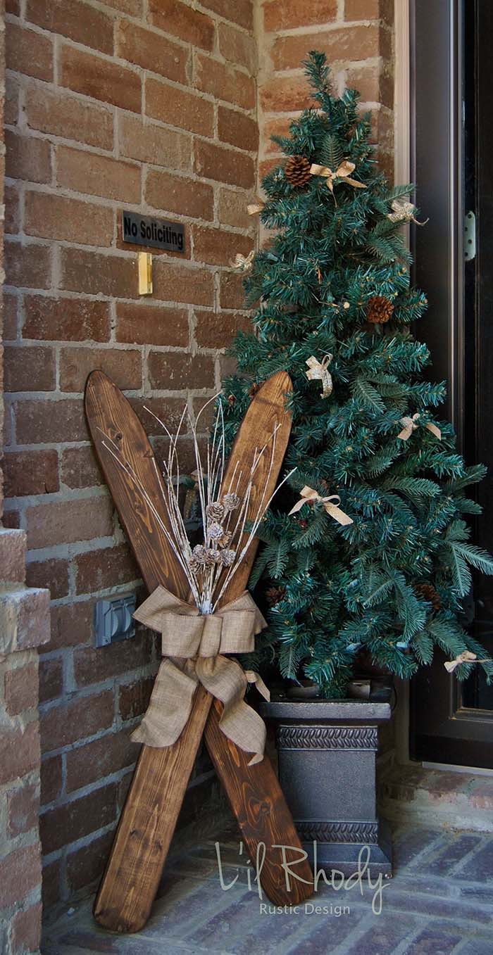 Decorative Skis #Christmas #reclaimedwood #decorhomeideas