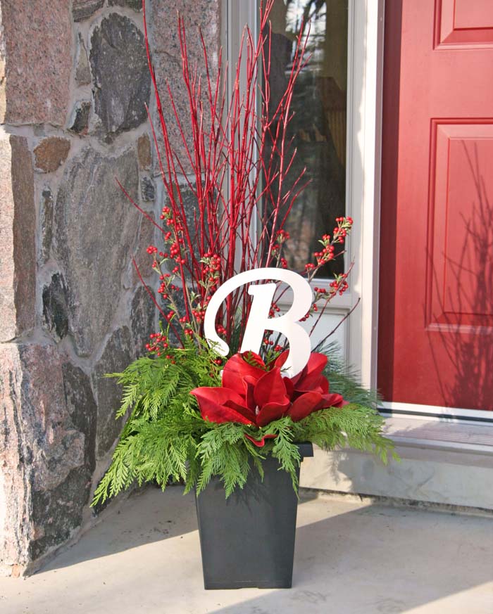 DIY Festive Monogram Porch Planter #Christmas #outdoor #planter #decorhomeideas