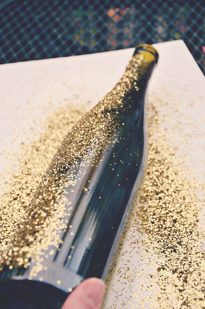 DIY Glittered Wine Bottles #winebottle #crafts #repurpose #decorhomeideas