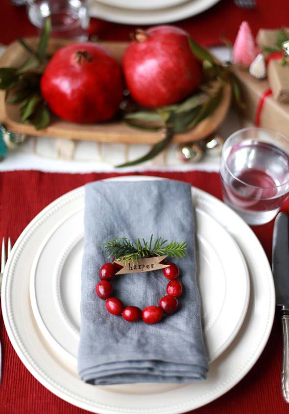 DIY Mini Cranberry Wreath Place Cards #Christmas #minimalist #decor #decorhomeideas