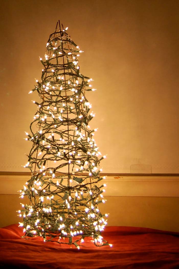 DIY Tomato Cage Christmas Tree #Christmas #Christmastree #decorhomeideas