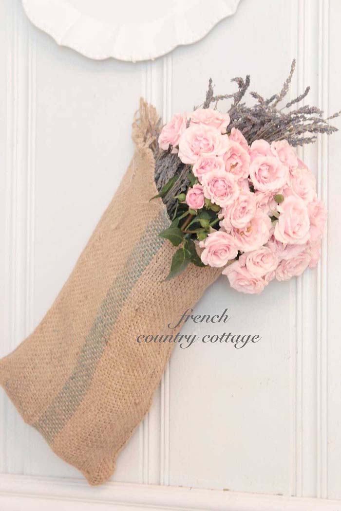 Easy DIY Burlap Sack Bouquet Display #frenchcountry #decor #decorhomeideas