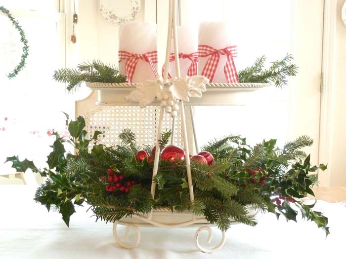 Enameled Tea Tray With Holly And Pine Boughs #Christmas #cakestand #decorhomeideas