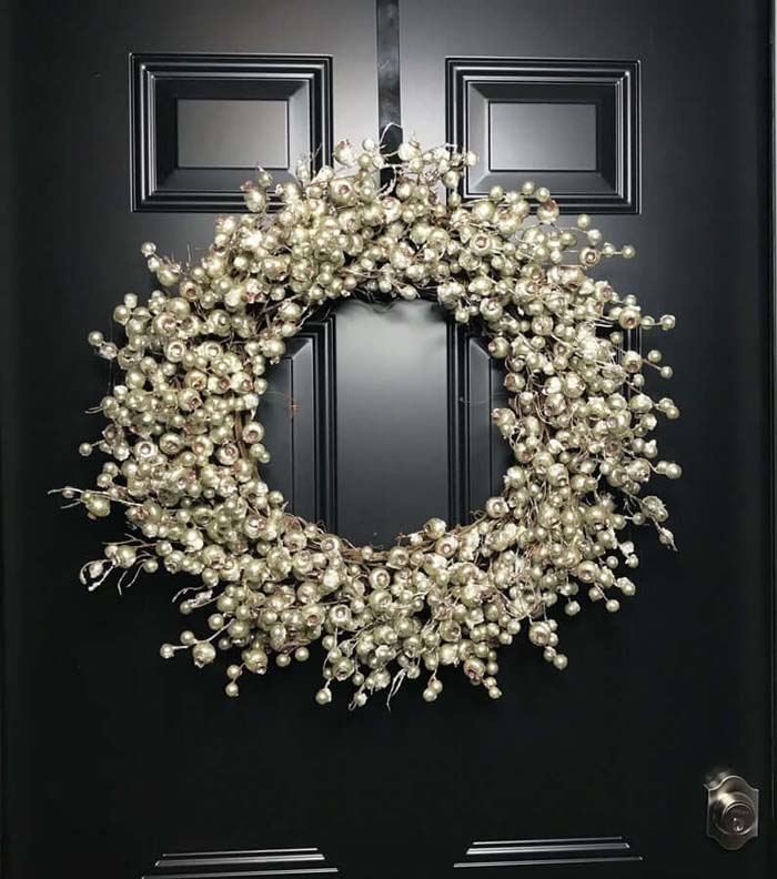 Faux Silver Christmas Berry Wreath #Christmas #silver #decorations #decorhomeideas