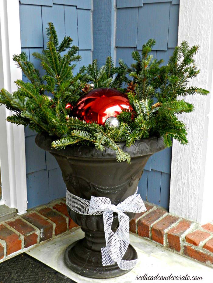 Festive Front Door Planter #Christmas #urns #decorations #decorhomeideas