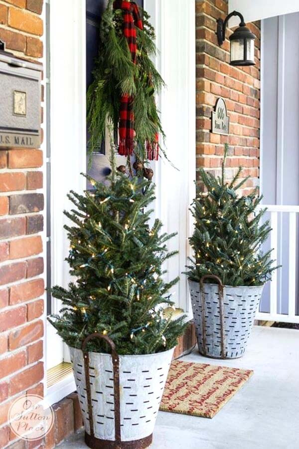 Festive Pine Tree Porch Planters #Christmas #outdoor #planter #decorhomeideas