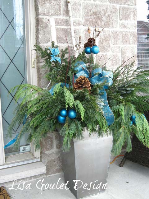 Festive Urn with Bright Blue Christmas Ornaments #Christmas #urns #decorations #decorhomeideas