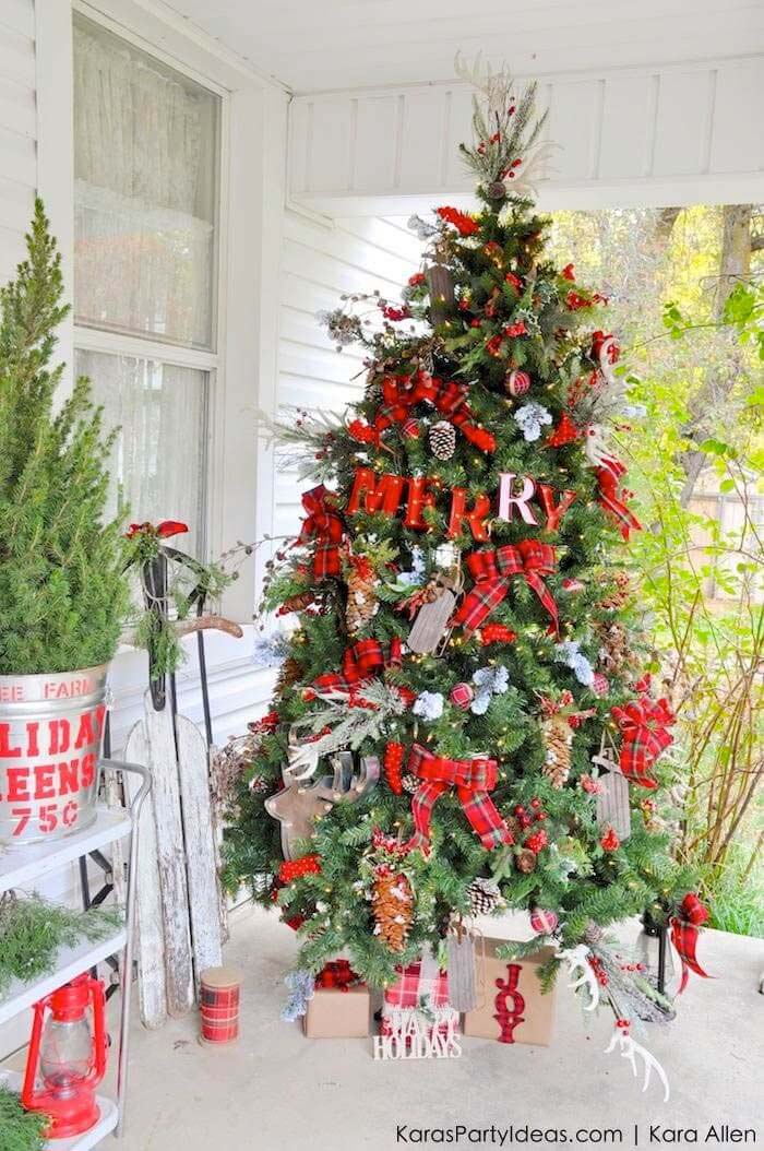 Festively Rustic Outdoor Christmas Tree Design #Christmastree #outdoor #decorhomeideas