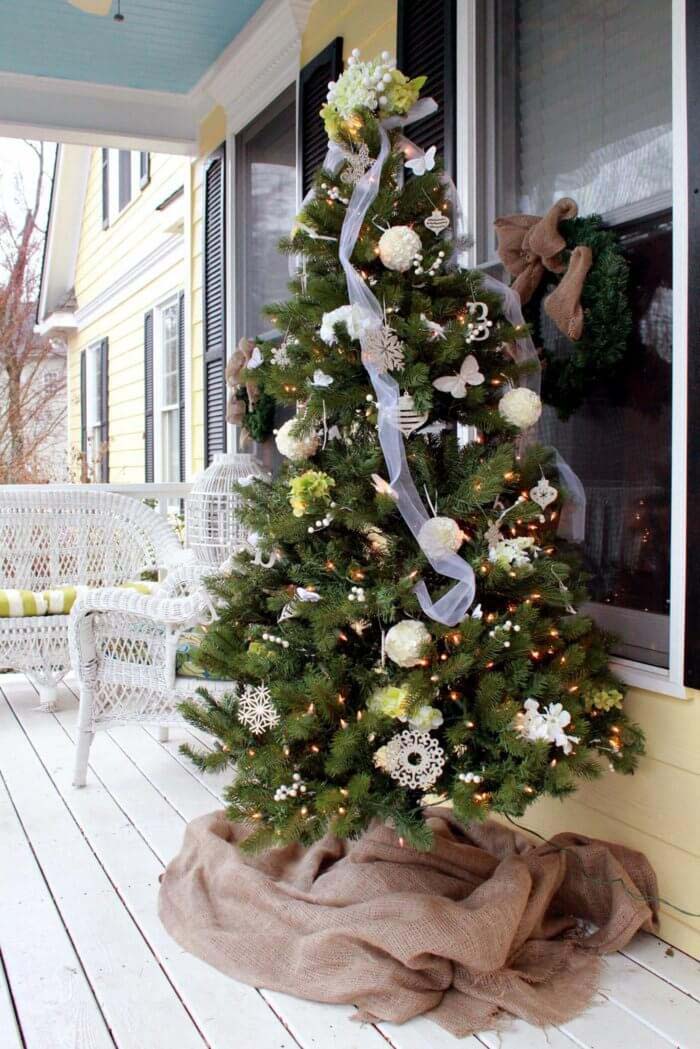 Floral Garden Christmas Tree with Burlap Skirt #Christmastree #outdoor #decorhomeideas