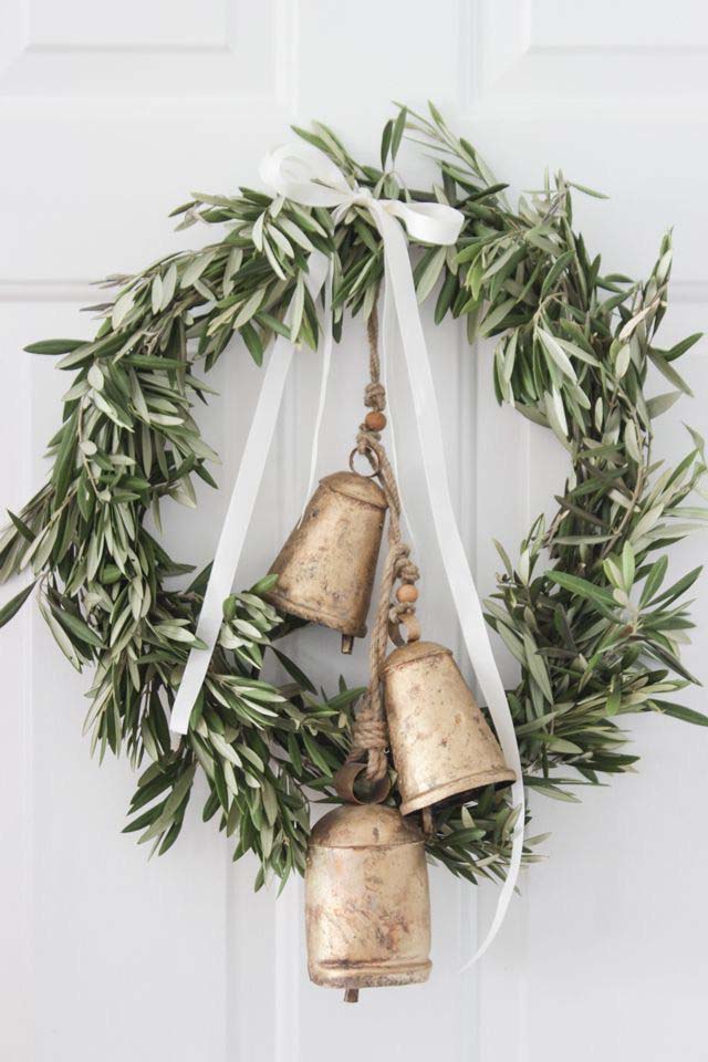 Fresh Green Wreath with Bells #Christmas #minimalist #decor #decorhomeideas