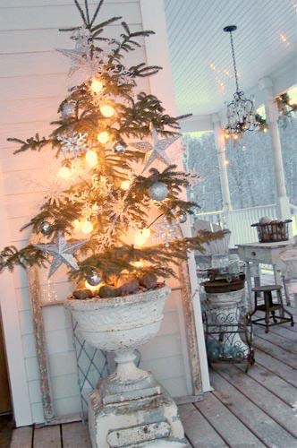 Front Porch Urn Christmas Tree Planters #Christmas #urns #decorations #decorhomeideas