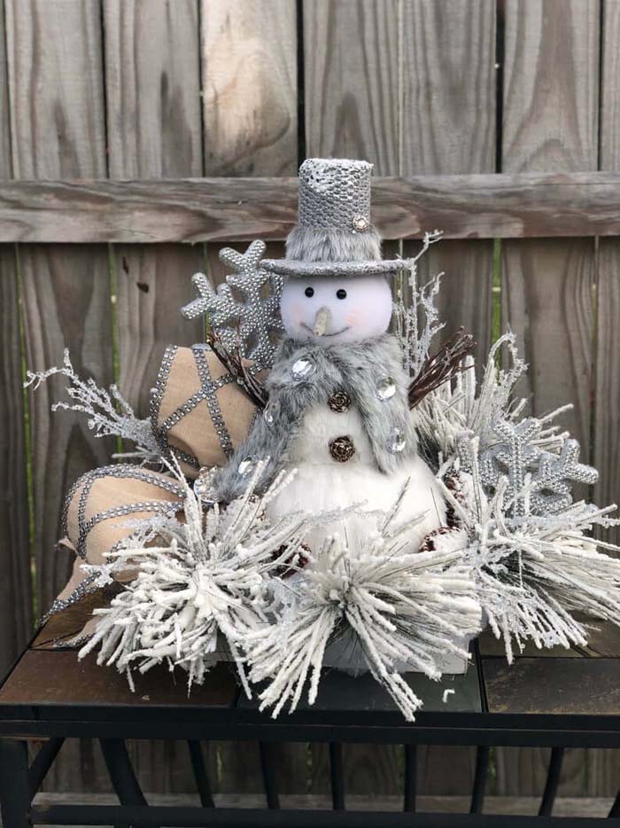 Frosted Snowman Wonderland Silver Wreath #Christmas #silver #decorations #decorhomeideas