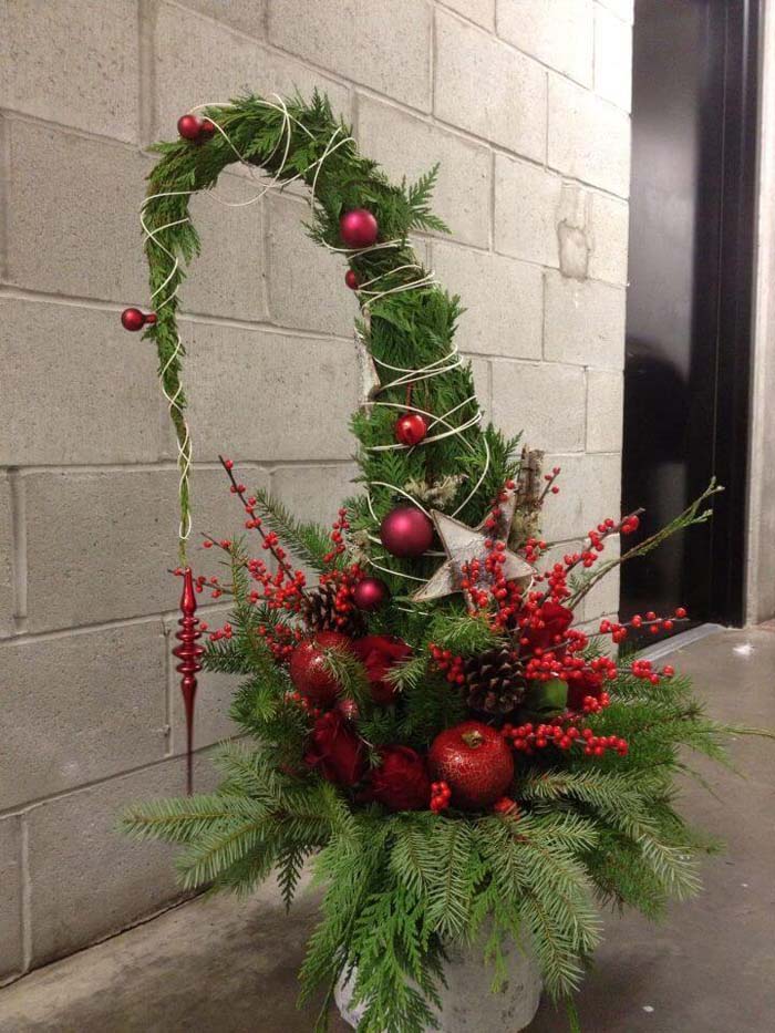 Fun Red and Green Christmas Display #Christmas #outdoor #planter #decorhomeideas