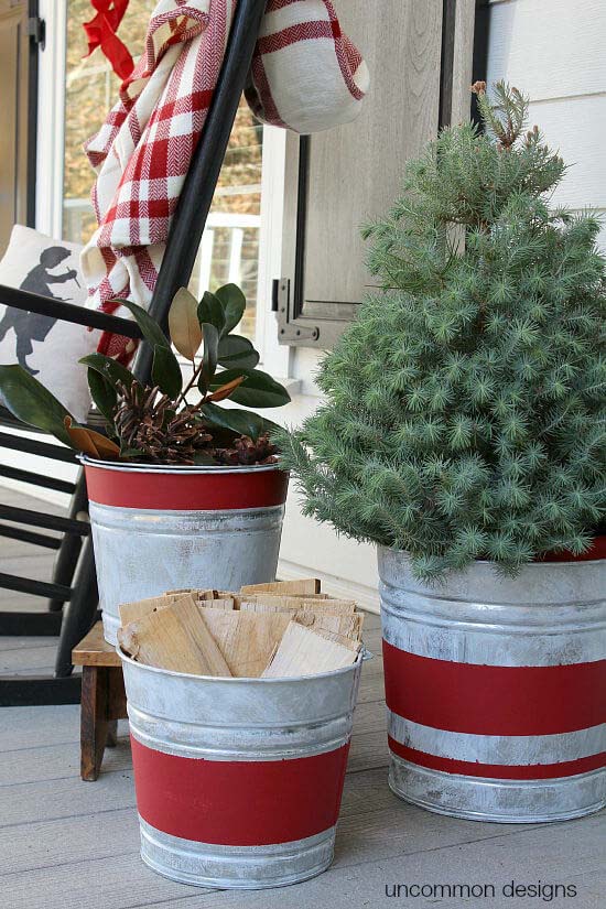 Galvanized Bucket Trio Christmas Display #Christmas #outdoor #planter #decorhomeideas